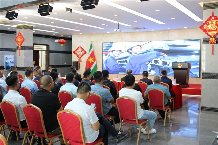 當(dāng)?shù)貢r(shí)間3月26日下午，中國(guó)品牌重型機(jī)械、載重車(chē)輛宣傳推介會(huì)在中國(guó)駐蘇里南大使館舉行。圖為宣介會(huì)現(xiàn)場(chǎng)。中國(guó)駐蘇里南大使館供圖