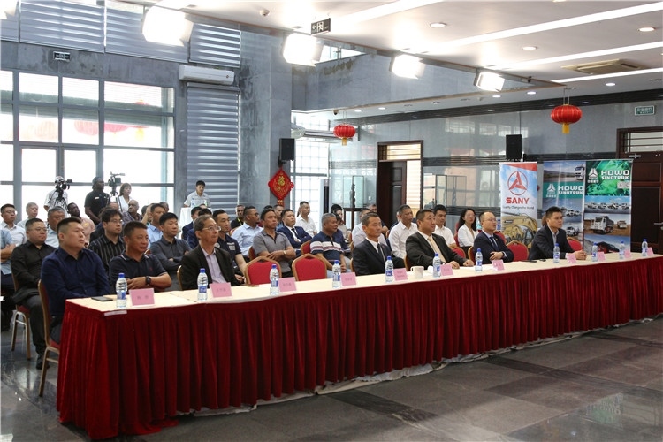 當(dāng)?shù)貢r(shí)間3月26日下午，中國(guó)品牌重型機(jī)械、載重車(chē)輛宣傳推介會(huì)在中國(guó)駐蘇里南大使館舉行。圖為宣介會(huì)現(xiàn)場(chǎng)。中國(guó)駐蘇里南大使館供圖