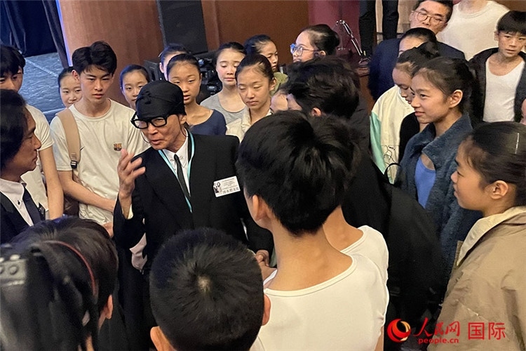 松山芭蕾舞團(tuán)總代表清水哲太郎與中央芭蕾舞團(tuán)舞蹈學(xué)校的學(xué)生們交流。人民網(wǎng)記者 張麗婭攝