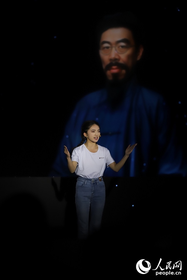 數(shù)字人“聞一多”與青年學(xué)生隔空對(duì)話。人民網(wǎng)記者 李發(fā)興攝