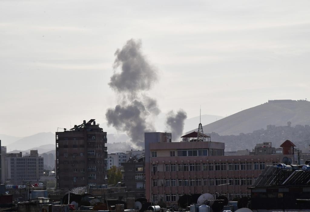這是4月1日在敘利亞首都大馬士革拍攝的爆炸后升起的濃煙。新華社發(fā)（阿瑪爾攝）