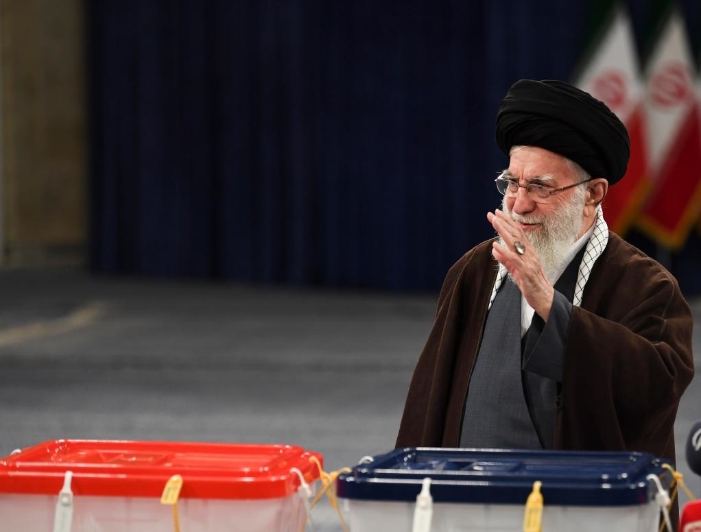 3月1日，在伊朗首都德黑蘭，伊朗最高領袖哈梅內伊在設于領袖府內的投票站投票。新華社記者沙達提攝