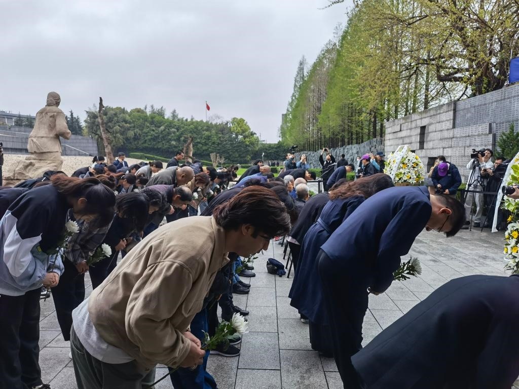 人們面向“哭墻”鞠躬。新華社記者邱冰清 攝