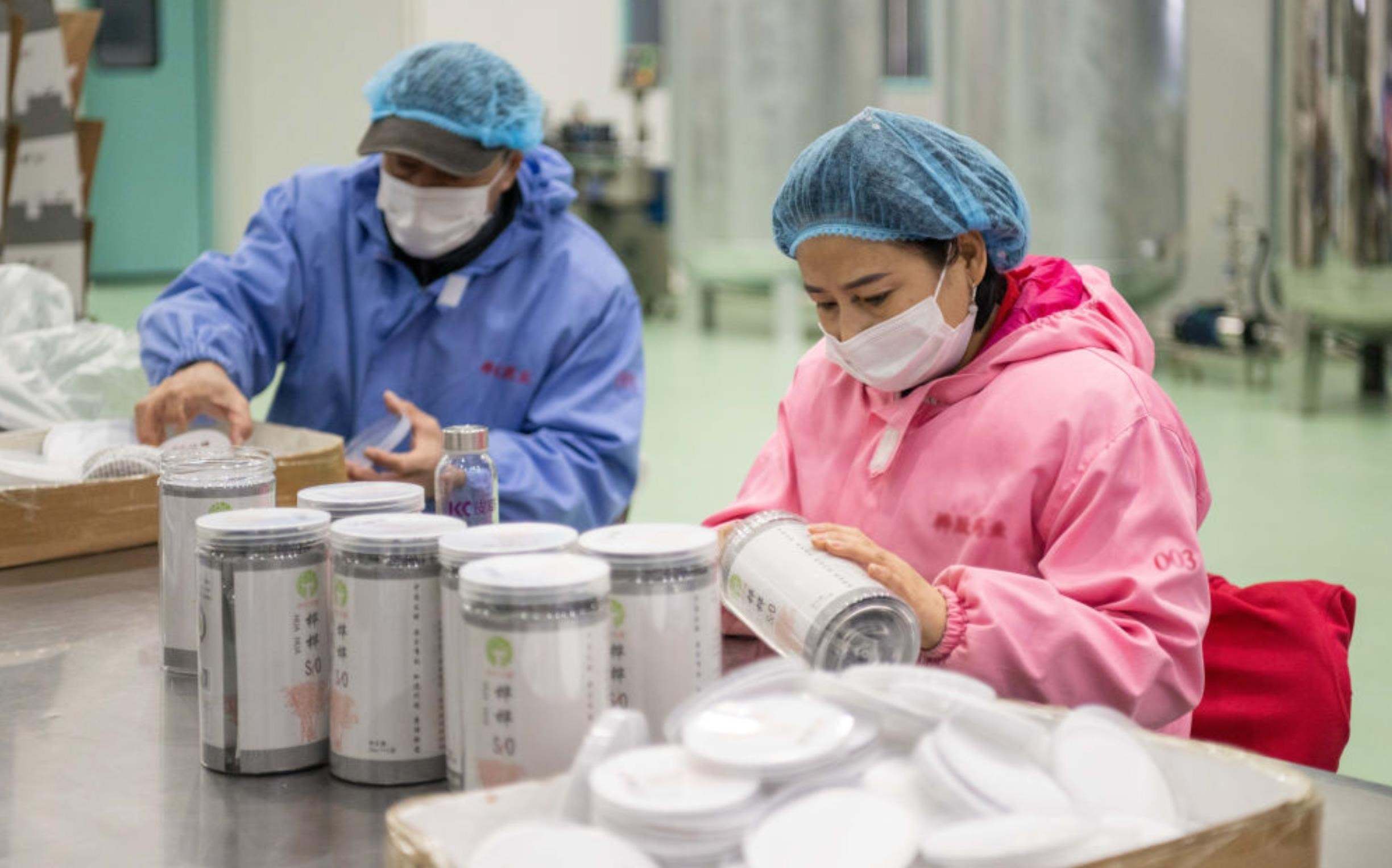 △2024年3月12日，黑龍江伊春一家公司內(nèi)，工作人員在包裝樺樹(shù)汁相關(guān)產(chǎn)品。