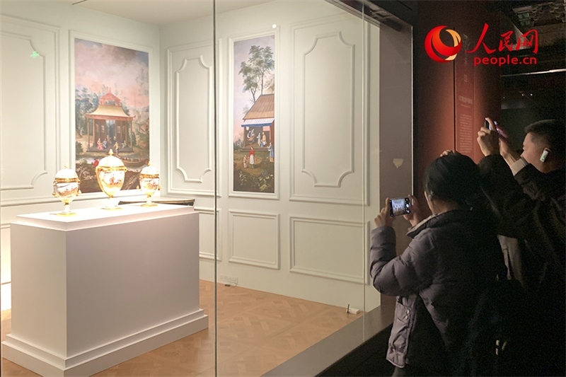 游客正在參觀展覽。人民網(wǎng)記者 韋衍行攝