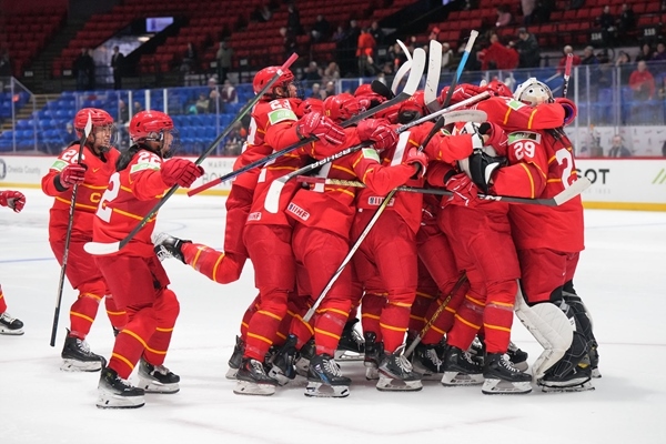 中國(guó)隊(duì)?wèi)c祝比賽勝利。圖片來源：國(guó)際冰聯(lián)