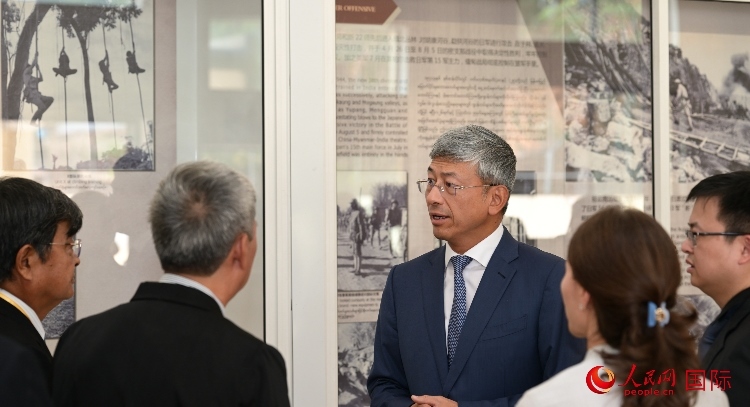 陳海大使了解中國遠(yuǎn)征軍紀(jì)念館情況。人民網(wǎng)記者 謝佳君攝