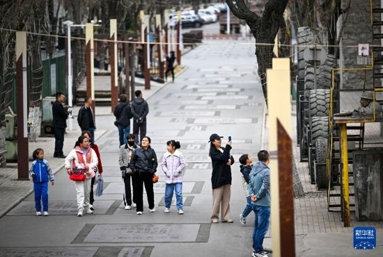 4月5日，游客在寧夏石嘴山市大武口洗煤廠工業(yè)遺址公園游覽。新華社記者 馮開華 攝