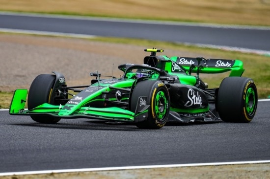 4月5日，索伯車隊中國車手周冠宇在練習賽中。新華社記者 張笑宇 攝