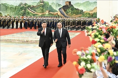 △2024年3月25日，習近平主席在北京人民大會堂同來華進行國事訪問的瑙魯總統(tǒng)阿迪昂舉行會談。這是會談前，習近平主席在人民大會堂北大廳為阿迪昂總統(tǒng)舉行歡迎儀式。