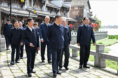 △2024年3月18日至21日，習近平總書記在湖南考察。這是19日上午，總書記在常德河街考察。