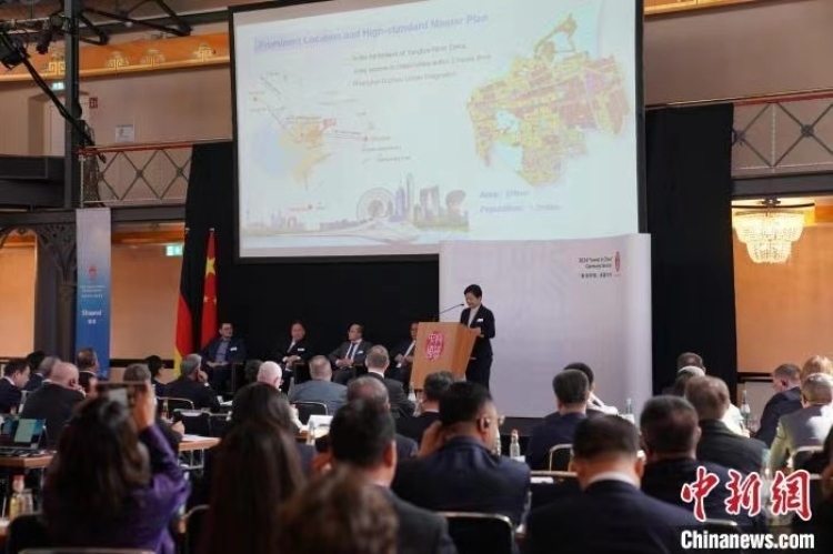 當(dāng)?shù)貢r間4月5日，由中國商務(wù)部主辦的“投資中國”德國專場推介活動在斯圖加特市舉行。中新社記者 馬秀秀 攝