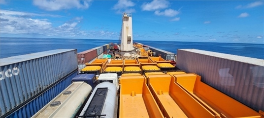 中蘇海運(yùn)直航貨輪在海上行駛。中國(guó)駐蘇里南大使館供圖