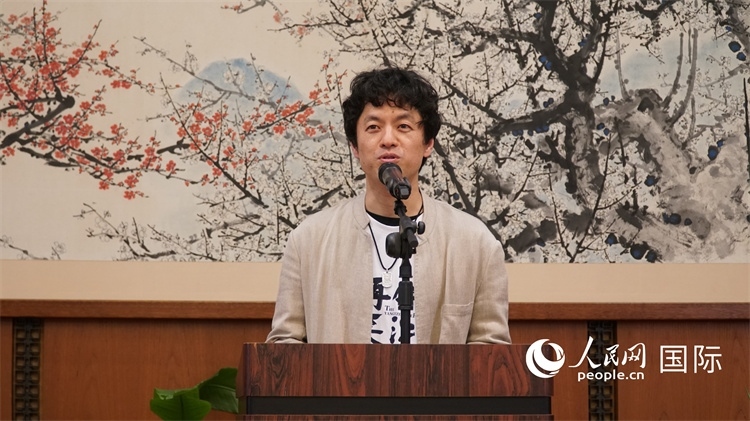 影片導(dǎo)演竹內(nèi)亮致辭。人民網(wǎng) 蔣曉辰攝