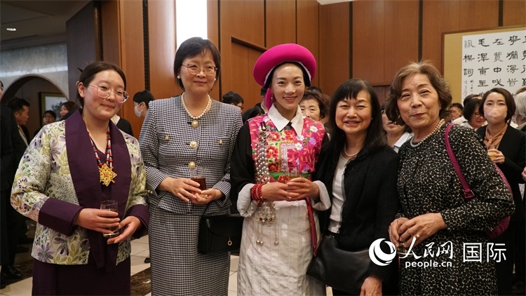 來(lái)賓與茨姆等人熱烈交流并合影留念。人民網(wǎng) 蔣曉辰攝