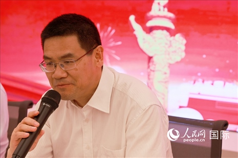 北京海外聯(lián)誼會會長楊晉柏在座談會上致辭。人民網(wǎng)記者 陳海琪攝