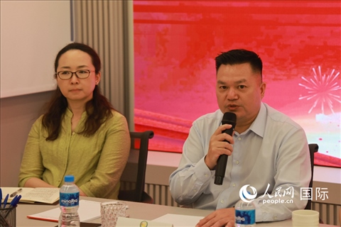 巴西和統(tǒng)會會長張小春（右）在座談會上致辭。人民網(wǎng)記者 陳海琪攝