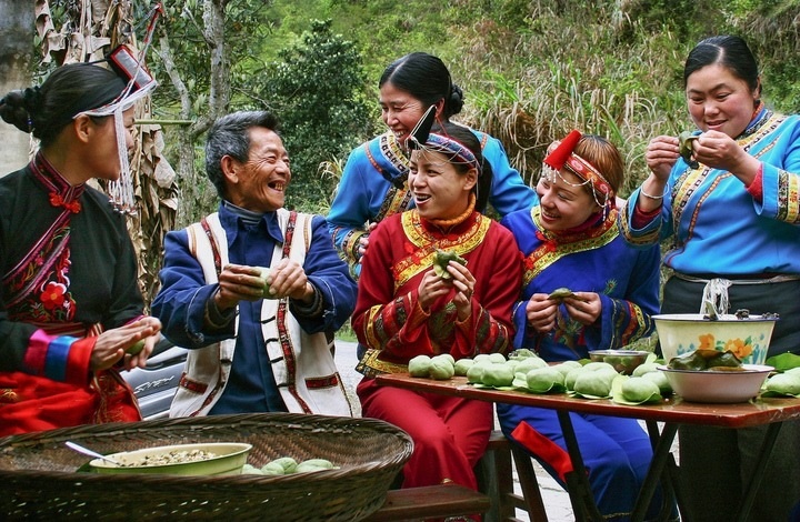 畬族群眾一起做清明果。供圖 共享聯(lián)盟·景寧