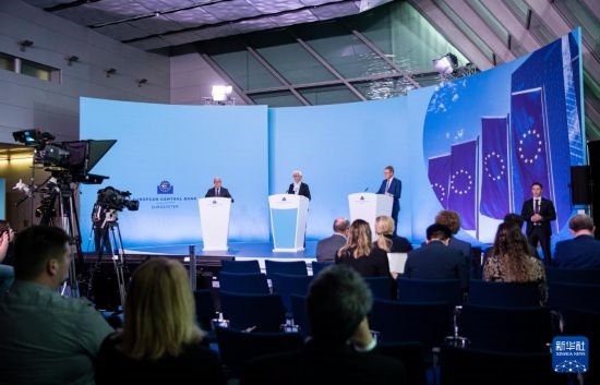 4月11日，歐洲中央銀行行長拉加德（中）在德國法蘭克福歐洲中央銀行總部出席新聞發(fā)布會(huì)。新華社記者 張帆 攝