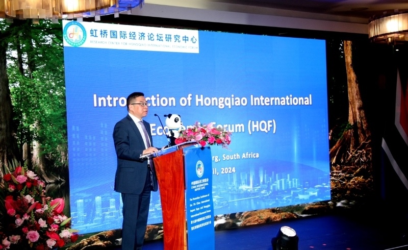 虹橋國際經濟論壇研究中心副理事長、商務部國際貿易經濟合作研究院副院長俞子榮致辭。（圖片來源：中國國際進口博覽會官微）