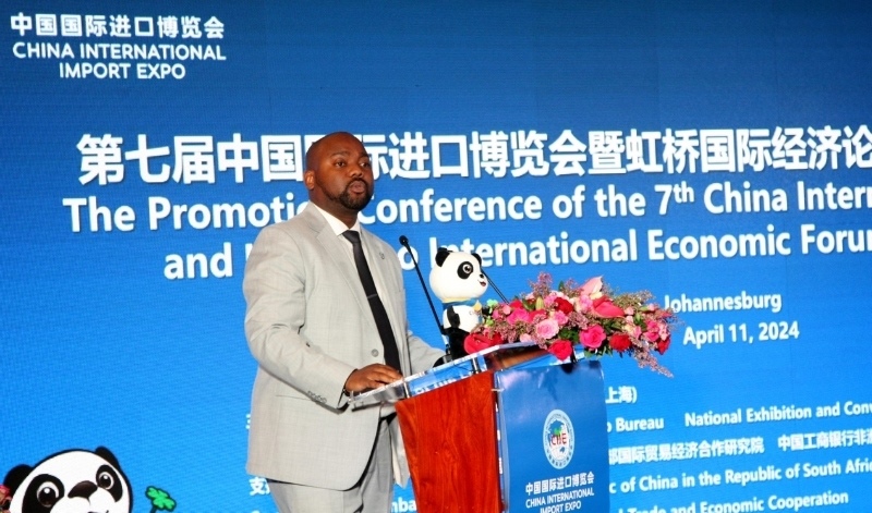 標準銀行集團企業(yè)與商業(yè)銀行部國際貿易總經理武巴致辭。（圖片來源：中國國際進口博覽會官微）