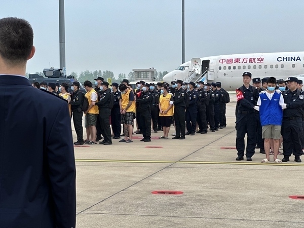 中國(guó)籍涉賭詐違法犯罪嫌疑人從柬埔寨被押解回國(guó)。人民網(wǎng)記者 郝萍攝