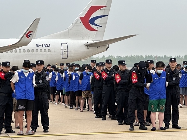 中國(guó)籍涉賭詐違法犯罪嫌疑人從柬埔寨被押解回國(guó)。人民網(wǎng)記者 郝萍攝