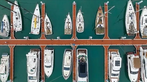 △超250艘船艇亮相第四屆消博會游艇展。