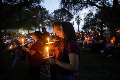 2023年5月24日，在美國得克薩斯州小城尤瓦爾迪，人們參加守夜儀式悼念校園槍擊遇害者。新華社記者吳曉凌攝