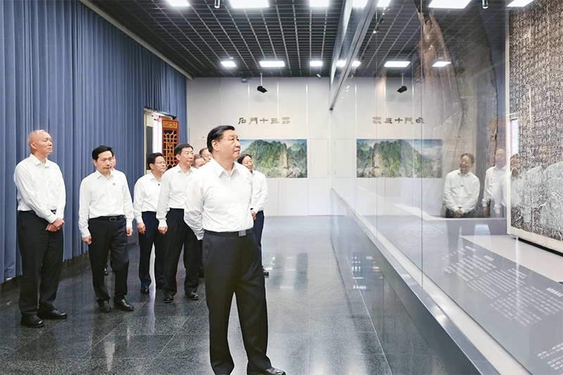 2023年7月29日，中共中央總書(shū)記、國(guó)家主席、中央軍委主席習(xí)近平在四川考察結(jié)束返京途中，來(lái)到陜西省漢中市考察。這是習(xí)近平參觀漢中市博物館有關(guān)歷史文物展陳。 新華社記者 鞠鵬/攝