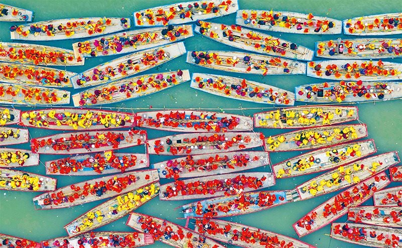 溱潼會(huì)船由南宋相沿至今，歷經(jīng)數(shù)百年傳承，被列入國(guó)家級(jí)非物質(zhì)文化遺產(chǎn)名錄。圖為2024年4月6日在江蘇省泰州市姜堰區(qū)溱湖國(guó)家濕地公園參加會(huì)船表演的船只。 新華社發(fā) 湯德宏/攝