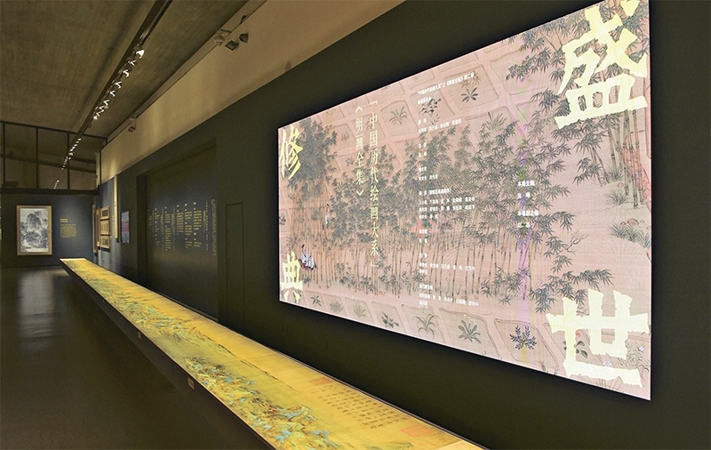 “中國(guó)歷代繪畫大系”，是習(xí)近平總書記親自批準(zhǔn)、高度重視的一項(xiàng)規(guī)模浩大、縱貫歷史、橫跨中外的國(guó)家級(jí)重大文化工程。圖為中國(guó)國(guó)家版本館杭州分館展示的“盛世修典——‘中國(guó)歷代繪畫大系’”收錄的數(shù)字化古畫（2023年5月31日攝）。 新華社記者 翁忻旸/攝