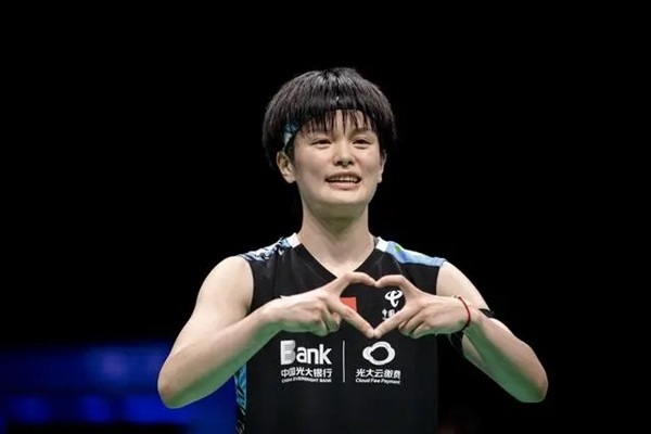 4月14日，王祉怡在奪冠后慶祝。新華社記者 江漢攝