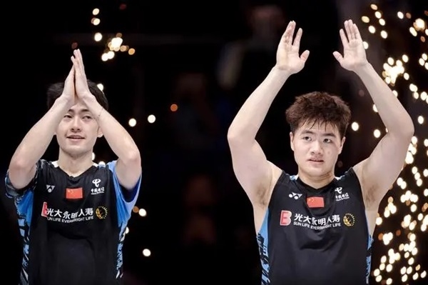 4月14日，梁偉鏗（右）/王昶在頒獎(jiǎng)儀式上。 新華社記者 江漢攝