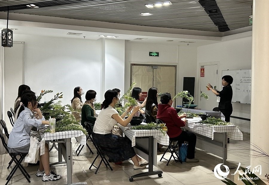 插花體驗(yàn)課。人民網(wǎng) 玄番登史江攝