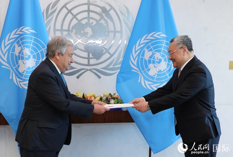 4月16日，中國新任常駐聯(lián)合國代表、特命全權(quán)大使傅聰在紐約聯(lián)合國總部向聯(lián)合國秘書長古特雷斯遞交了全權(quán)證書。 人民網(wǎng)記者 李志偉攝