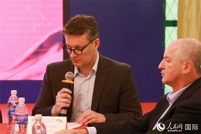 中巴友好協(xié)會(huì)主席恩里克·諾布雷加（左）在座談會(huì)上致辭。人民網(wǎng)記者 陳海琪攝