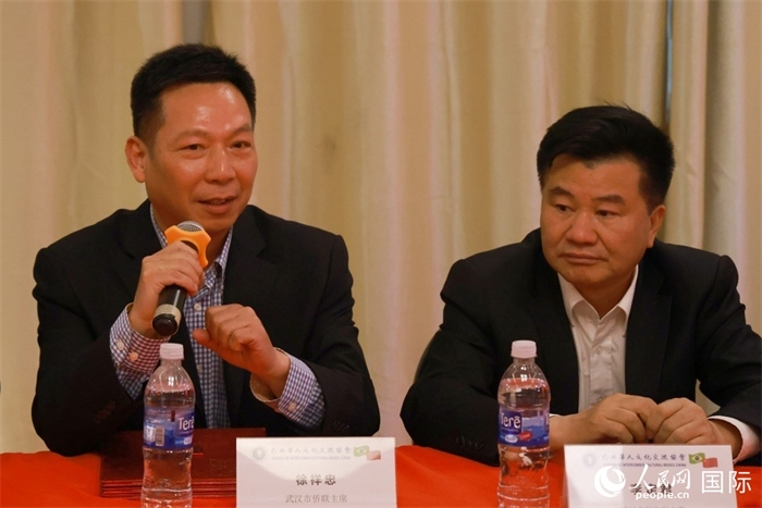 武漢市僑聯(lián)主席徐祥忠（左）在座談會(huì)上致辭。人民網(wǎng)記者 陳海琪攝