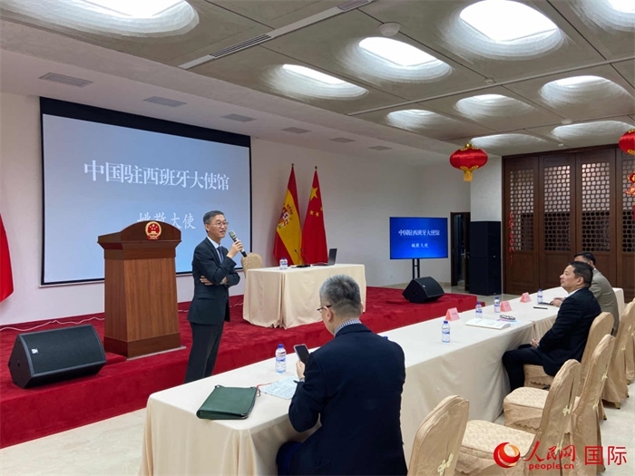 中國駐西班牙大使姚敬在僑界法治講座上致辭。人民網(wǎng)記者 范劍青攝