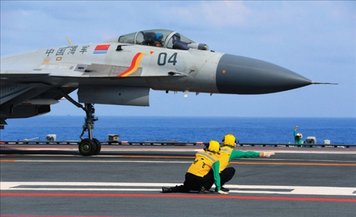 遼寧艦起飛助理作出放飛手勢，殲-15艦載戰(zhàn)斗機起飛（2020年4月攝）。張凱攝