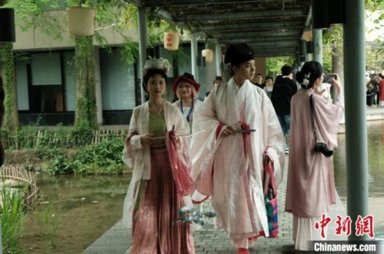 年輕人盛裝過“漢服節(jié)”。毛瑜 攝