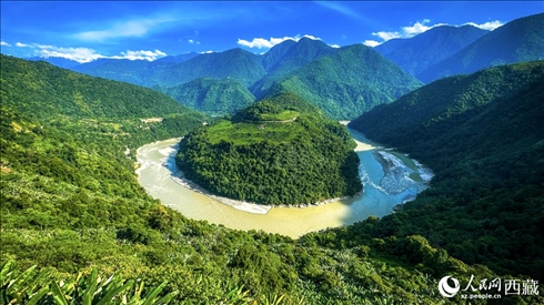 風(fēng)景秀麗、植被繁茂的西藏林芝市墨脫縣果果塘大拐彎。人民網(wǎng)記者 次仁羅布攝