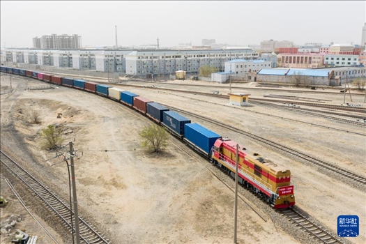 4月21日，中歐班列緩緩駛出二連浩特鐵路口岸（無人機照片）。 新華社發(fā)（張海峰攝）