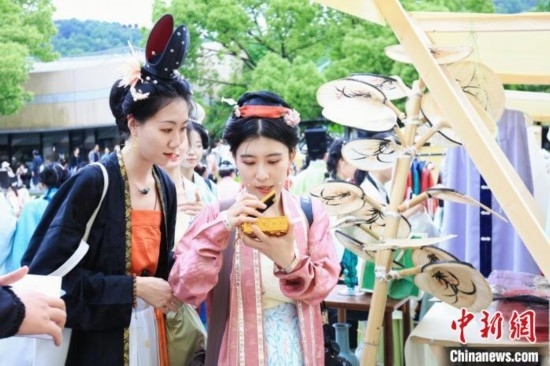 漢服愛好者逛集市。中國絲綢博物館 供圖