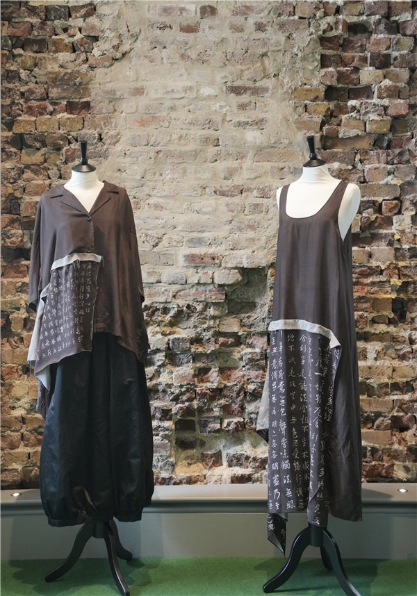 展覽展示的以中國文字為創(chuàng)作靈感的服裝《心經(jīng)》。主辦方供圖