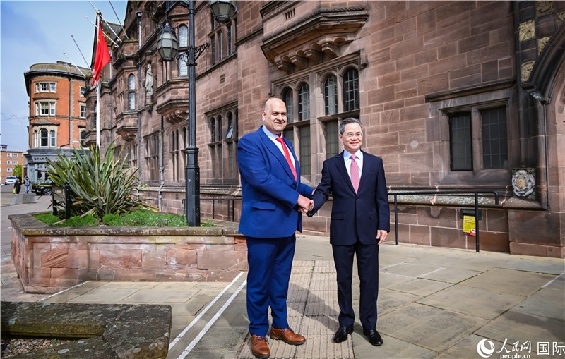 圖為中國(guó)駐英國(guó)大使鄭澤光在考文垂市政廳會(huì)見(jiàn)現(xiàn)場(chǎng)。人民網(wǎng) 郭錦標(biāo)攝