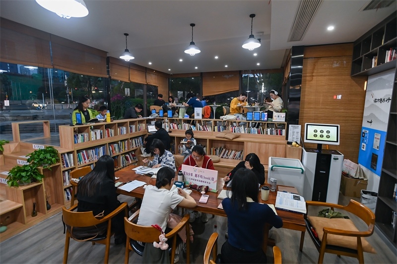 4月22日，讀者在重慶一家24小時(shí)城市智慧書房中閱讀。圖片來源：視覺中國
