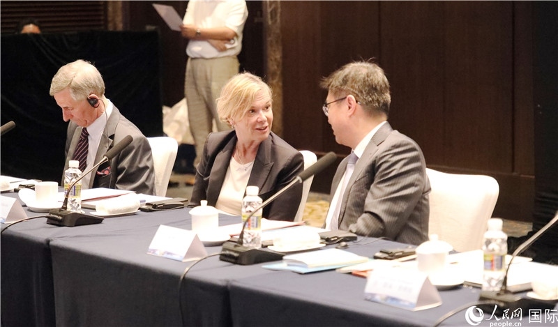 宣介會(huì)上，中外官員親切交談。人民網(wǎng)記者趙益普攝