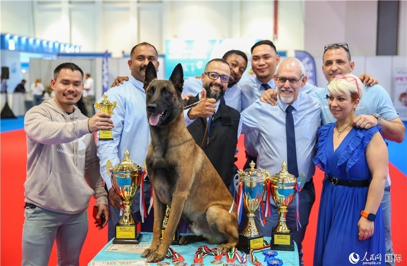 圖為參會(huì)嘉賓與獲獎(jiǎng)寵物合影，塔里克·易卜拉欣攝