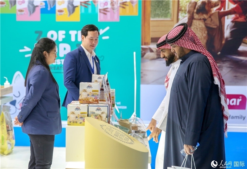 圖為當(dāng)?shù)乜蜕淘谥袊?guó)企業(yè)展位前參觀，塔里克·易卜拉欣攝 (2)